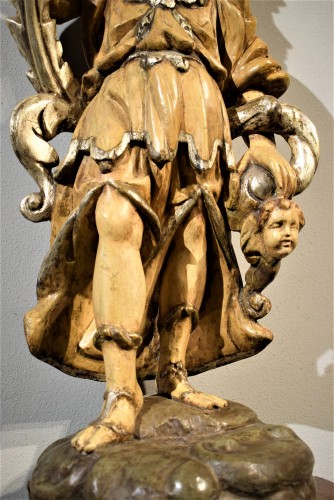Ange céroféraire en bois sculpté, polychrome et argenté, Italie XVIIe - Louis XIV